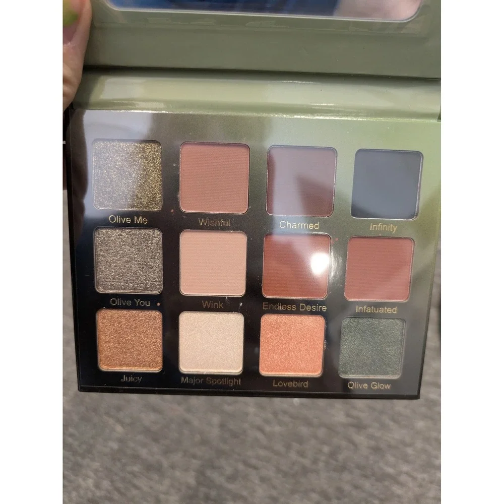 NEW Violet Voss Eye Shadow Palette Women's OS Olive Green Gold 12-Pan